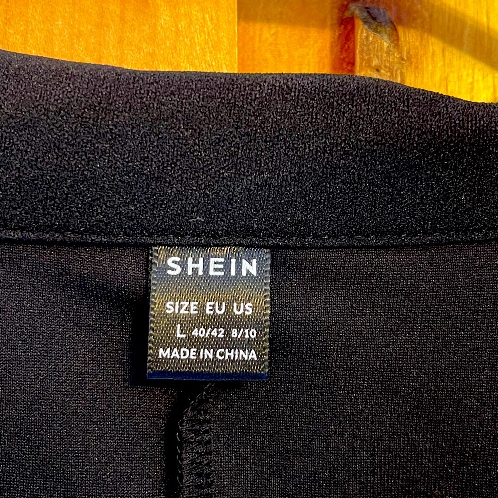 Hook and eye assymetrical blazer.